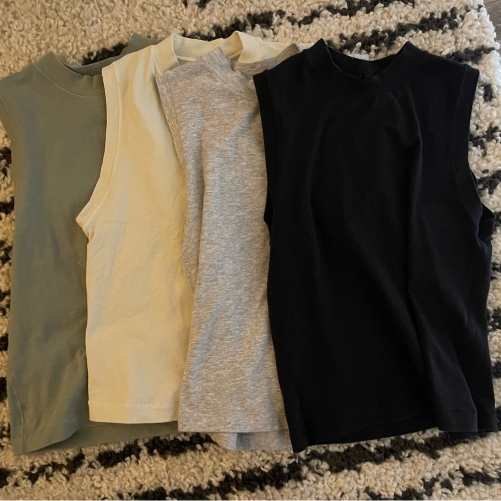 Skims mock neck size L in black, bone, green, heather grey
